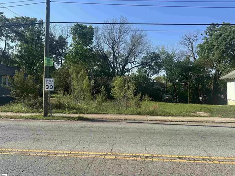 320 Fleming St, Laurens, SC 29360