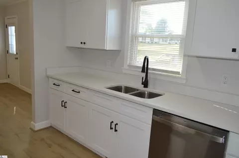 Kitchen - 301 E Celestial Dr, Greer, SC 29651 photo 3 of 4