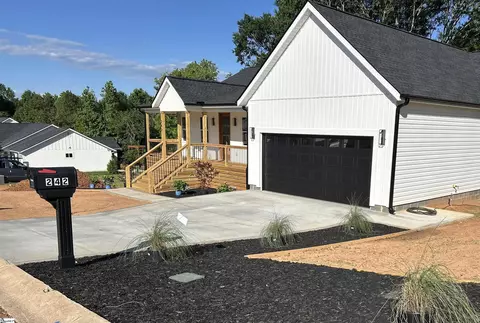 242 Queensbury Way, Spartanburg, SC 29302