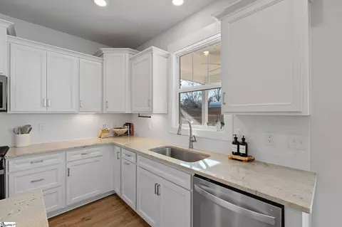 Kitchen - 721 Sunwater Dr, Duncan, SC 29334 photo 2 of 5