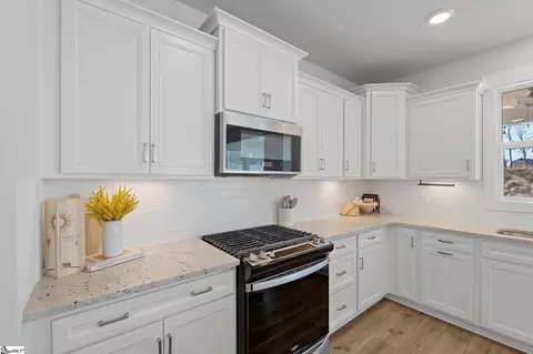 Kitchen - 721 Sunwater Dr, Duncan, SC 29334 photo 3 of 5