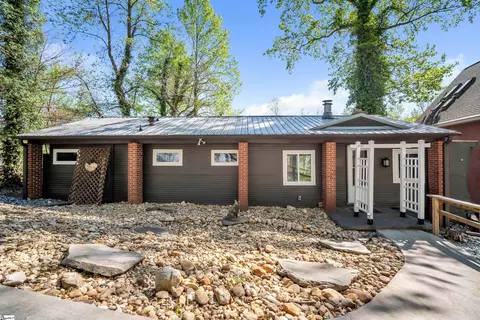 1506 W Lakeshore Dr, Landrum, SC 29356