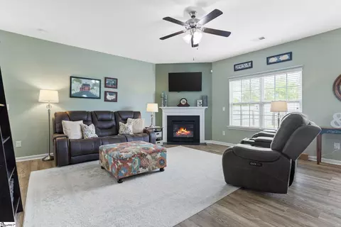 428 Graypointe Dr, Greer, SC 29650 photo 2