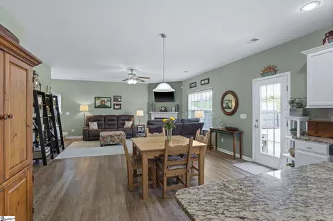 428 Graypointe Dr, Greer, SC 29650 photo 4