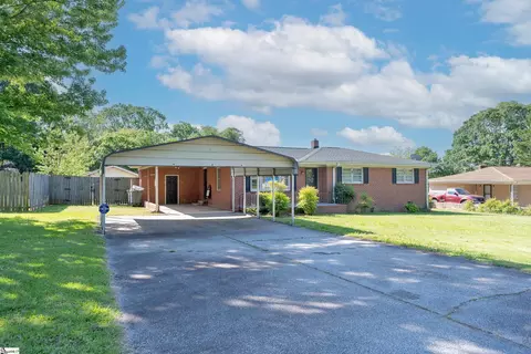 8 Claxton Dr, Greenville, SC 29617