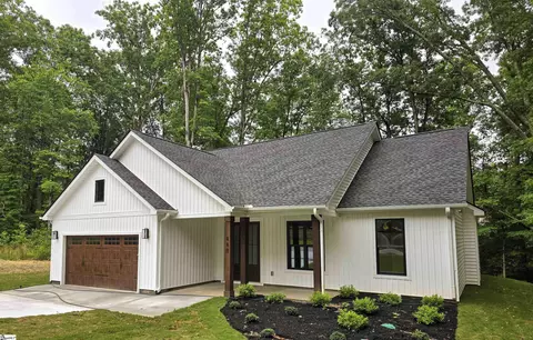 440 Hillandale Rd, Liberty, SC 29657