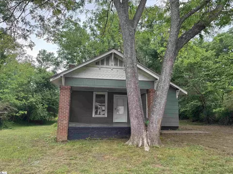 109 Woodrow St, Laurens, SC 29360
