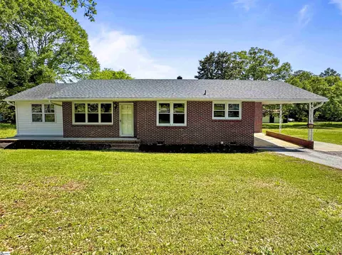 862 N Main St, Gray Court, SC 29645