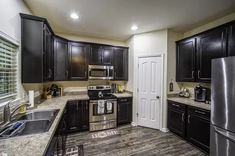 Kitchen - 20 Killarney Ln, Greer, SC 29650 photo 4 of 4