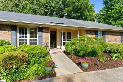 66 Forest Lake Dr, Simpsonville, SC 29681