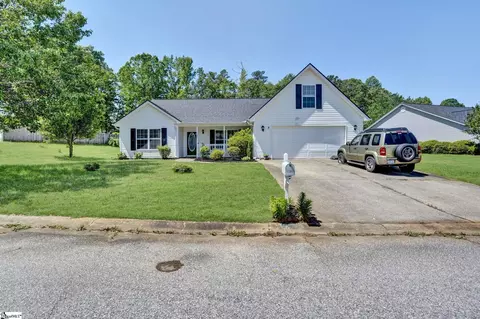 1105 Autumn Leaf Ln, Fountain Inn, SC 29644