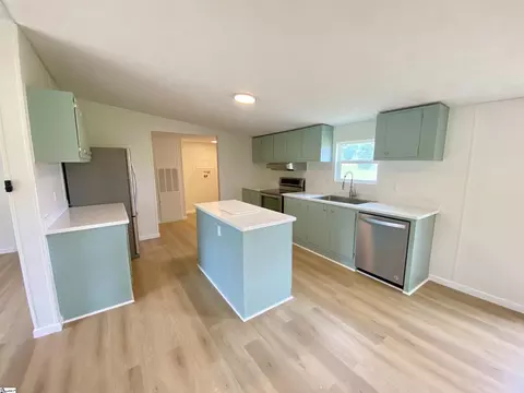 111 Mcwatters Dr, Clinton, SC 29325 photo 3