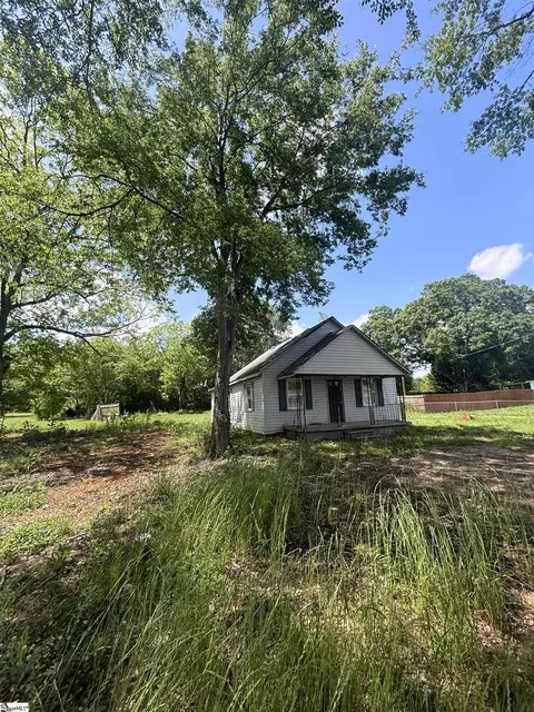 3 Holiday St, Pelzer, SC 29669