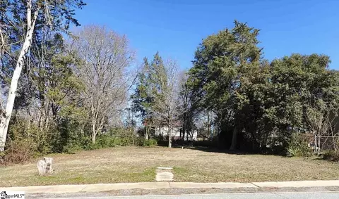243 Poole St, Woodruff, SC 29388