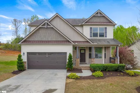 9 Amber Oaks Dr, Greer, SC 29651