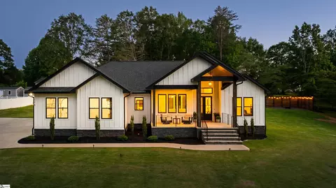 175 Northwood Cir, Wellford, SC 29385