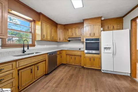 Kitchen - 102 Willow Ct, Easley, SC 29642 photo 2 of 2