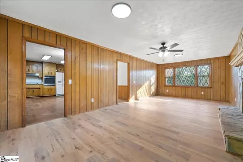 Living - 102 Willow Ct, Easley, SC 29642 photo 3 of 4