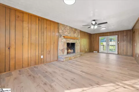 Living - 102 Willow Ct, Easley, SC 29642 photo 2 of 4