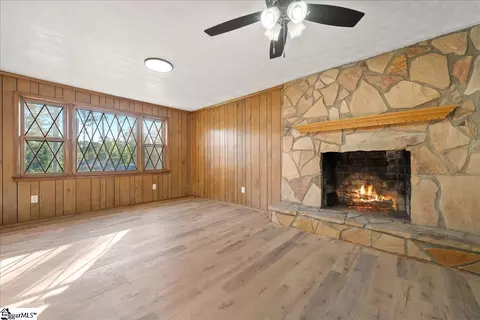 Living - 102 Willow Ct, Easley, SC 29642 photo 4 of 4