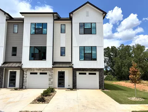 15 Pikewood Ln, Greenville, SC 29607