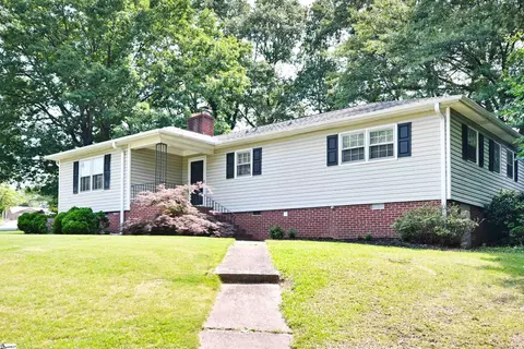 108 Woodland Dr, Greer, SC 29651