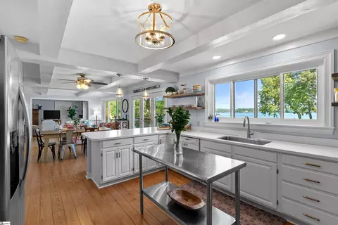Kitchen - 18184 Eagle Pt, Seneca, SC 29672 photo 2 of 3
