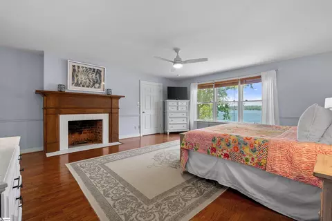 Bedroom - 18184 Eagle Pt, Seneca, SC 29672 photo 5 of 7