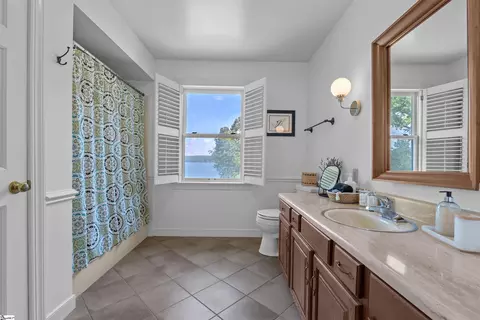 Bath - 18184 Eagle Pt, Seneca, SC 29672 photo 2 of 5