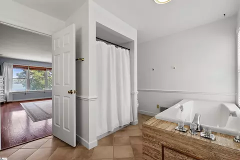 Bath - 18184 Eagle Pt, Seneca, SC 29672 photo 3 of 5
