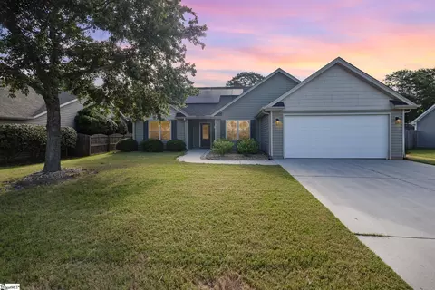 105 Queensland Ct, Fountain Inn, SC 29644