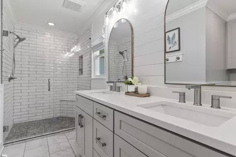 Bath - 435 Grayson Dr, Moore, SC 29369 photo 2 of 3