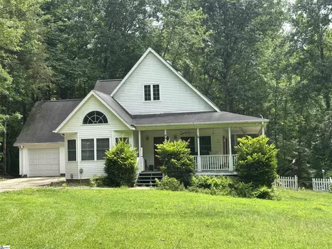 693 Grandwood Blvd, Gray Court, SC 29645
