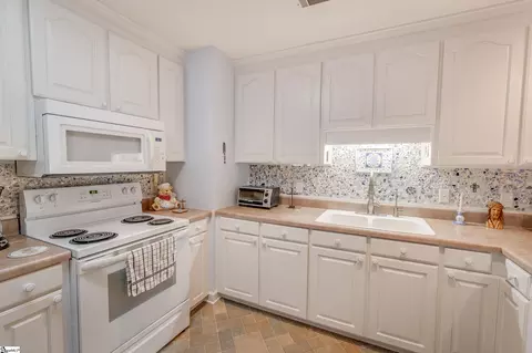Kitchen - 110 Baldwin Pl, Easley, SC 29642 photo 3 of 5
