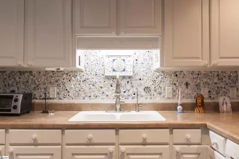 Kitchen - 110 Baldwin Pl, Easley, SC 29642 photo 4 of 5