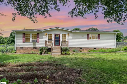 701 Bumblebee Ln, Wellford, SC 29385