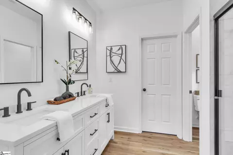 Bath - 404 Burrell St, Pendleton, SC 29670 photo 3 of 3