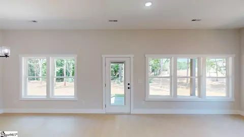 Living - 124 Susans Rd, Gaffney, SC 29341 photo 3 of 4