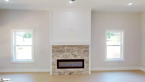 Living - 124 Susans Rd, Gaffney, SC 29341 photo 2 of 4