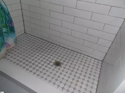 Bath - 111 W 7th Ave, Easley, SC 29640 photo 2 of 3