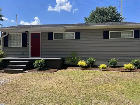 18 Maywood Dr, Taylors, SC 29687