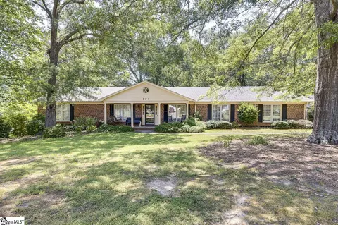 104 Robinwood Dr, Simpsonville, SC 29681
