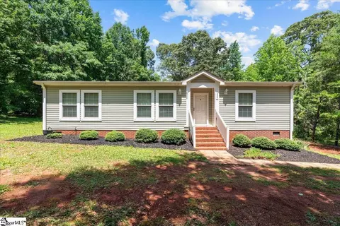 223 Red Oak Dr, Wellford, SC 29385