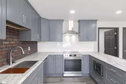 Kitchen - 327 W Main St, Clinton, SC 29325 photo 4 of 5