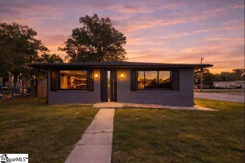 327 W Main St, Clinton, SC 29325