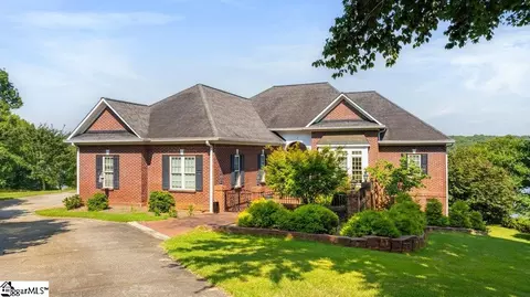 104 E Peninsula Dr, Laurens, SC 29360