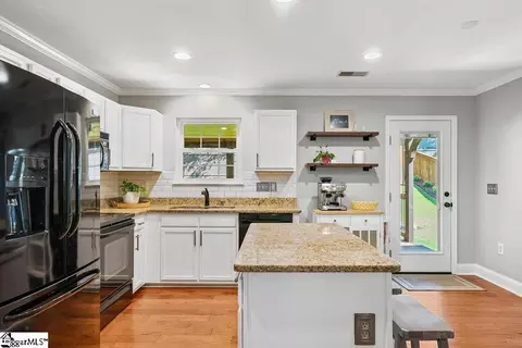 Kitchen - 211 Highgate Cir, Greer, SC 29650 photo 3 of 6