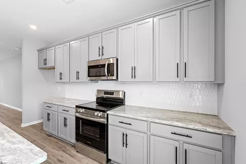 Kitchen - 39 Leander Dr, Greer, SC 29651 photo 3 of 4