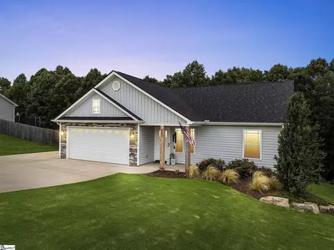 443 Silver Thorne Dr, Wellford, SC 29385