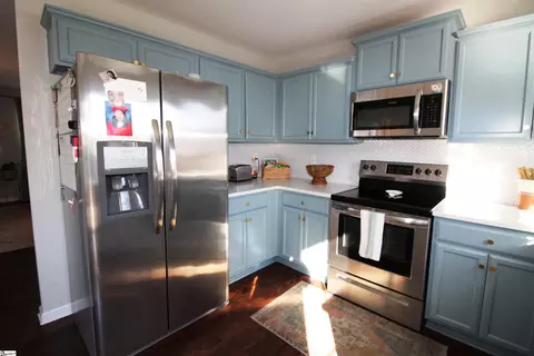 Kitchen - 811 Markham Cir, Moore, SC 29369 photo 4 of 5